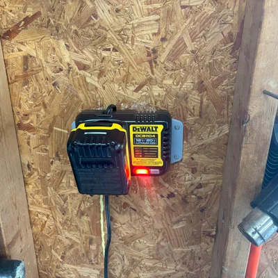 Giá treo tường cho sạc pin Dewalt DCB1104