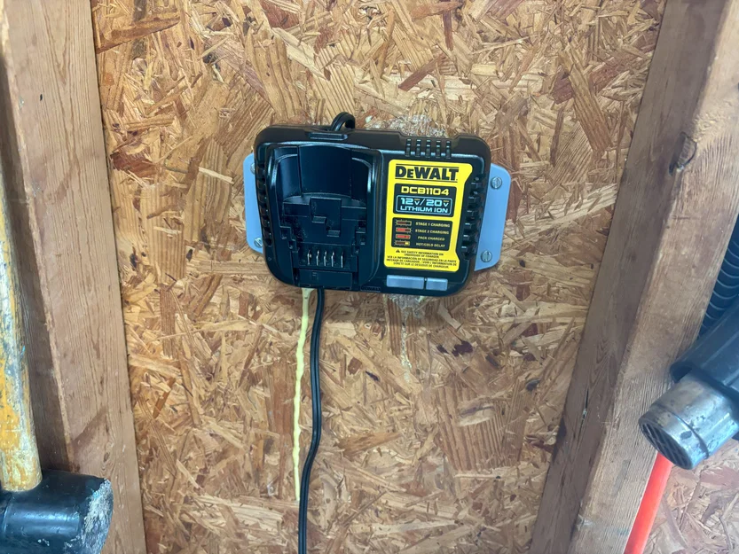 Giá treo tường cho sạc pin Dewalt DCB1104 - Image 2