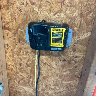 Giá treo tường cho sạc pin Dewalt DCB1104