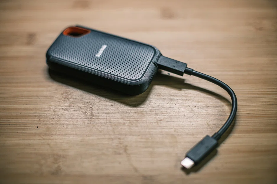 Ốp bảo vệ kiêm giá đỡ cáp cho SanDisk Extreme Portable SSD - Image 1