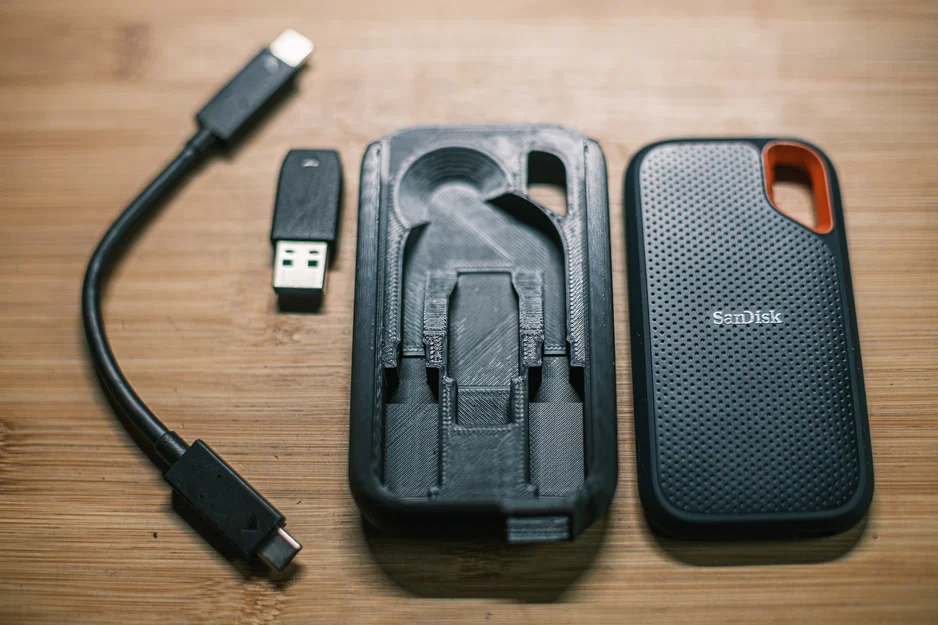 Ốp bảo vệ kiêm giá đỡ cáp cho SanDisk Extreme Portable SSD - Image 2