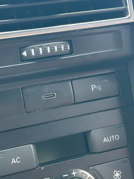 Nắp che nút chờ tích hợp cổng USB-C cho Audi A6 C6 - Image 1