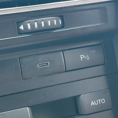 Nắp che nút chờ tích hợp cổng USB-C cho Audi A6 C6