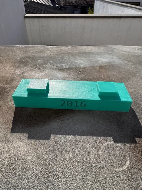 Chân đế trưng bày Lego Postcard có khắc năm kỷ niệm - Image 2