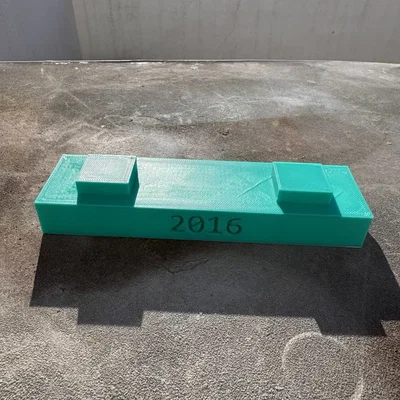 Chân đế trưng bày Lego Postcard có khắc năm kỷ niệm