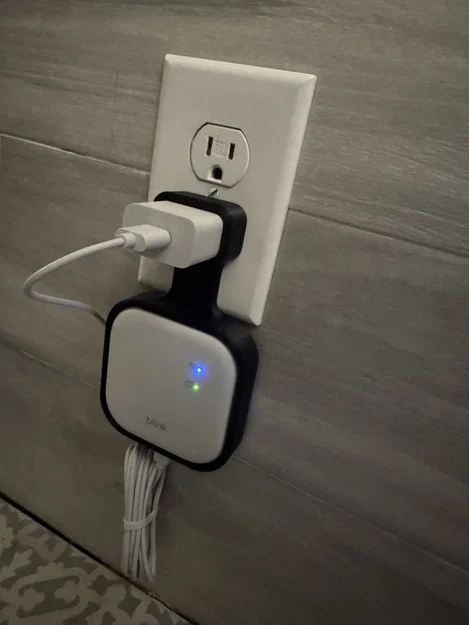 Giá treo tường Blink Sync Module gọn gàng cho ổ cắm điện - Image 1