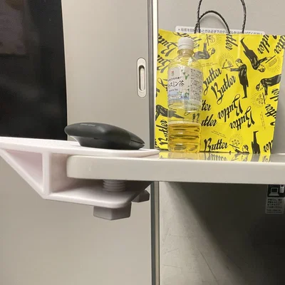 Bàn mở rộng để tì tay và di chuột trên tàu Shinkansen
