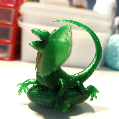 Mô hình thằn lằn cổ xòe (Lizard) đậu trên tảng đá - Mẫu in 3D độc đáo