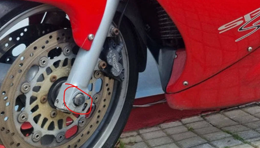 Nắp đậy trục bánh trước Triumph Sprint 955i (Axle Plugs) - Image 1