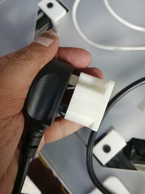 Giá đỡ phích cắm chuẩn Anh Type G (UK) với ốc vít M5 chắc chắn - Image 3