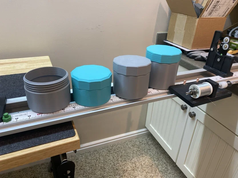 Hộp đựng đa năng có nắp vặn ren (Threaded Bottle) tiện lợi - Image 1