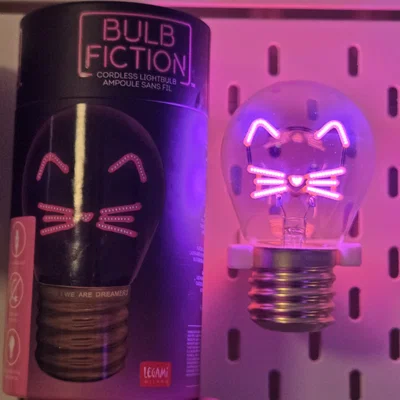 Bulb Fiction - Giá Đỡ Bóng Đèn Mèo Skadi