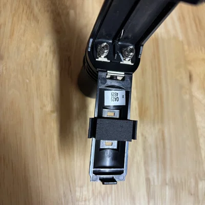 Ngàm kẹp pin AA Shure cho các dòng ULXD2, AD2, QLXD2