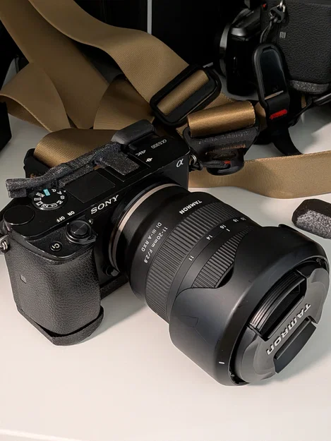 Báng cầm mở rộng Sony a6300 tích hợp khe gắn AirTag - Image 1