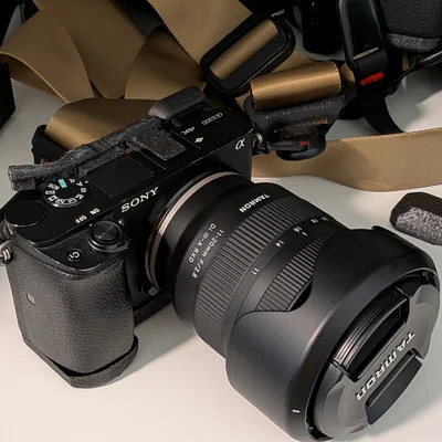 Báng cầm mở rộng Sony a6300 tích hợp khe gắn AirTag