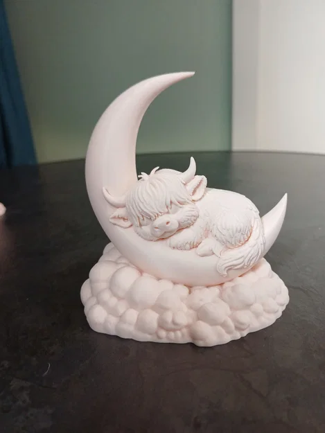 Chú bò Highland ngủ trên vầng trăng khuyết - Image 1