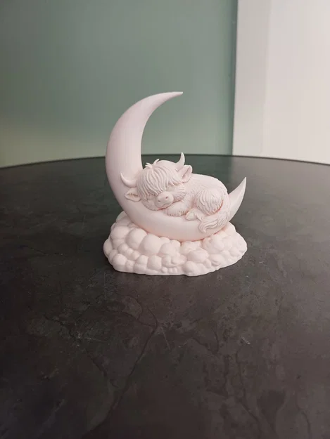 Chú bò Highland ngủ trên vầng trăng khuyết - Image 3