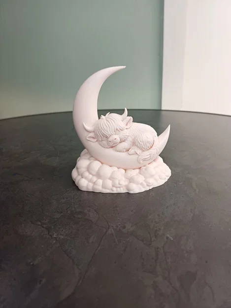 Chú bò Highland ngủ trên vầng trăng khuyết - Image 4