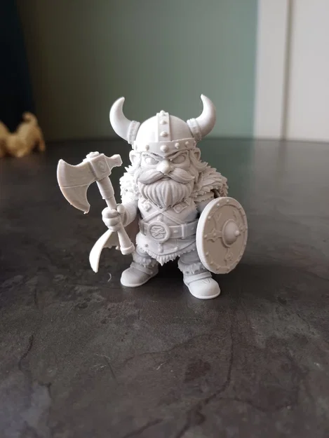 Mô hình chiến binh Viking thu nhỏ cầm rìu và khiên - Image 1