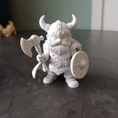 Mô hình chiến binh Viking thu nhỏ cầm rìu và khiên