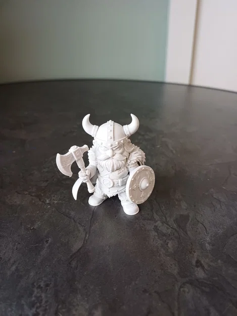 Mô hình chiến binh Viking thu nhỏ cầm rìu và khiên - Image 2