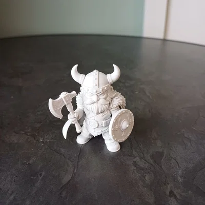 Mô hình chiến binh Viking thu nhỏ cầm rìu và khiên
