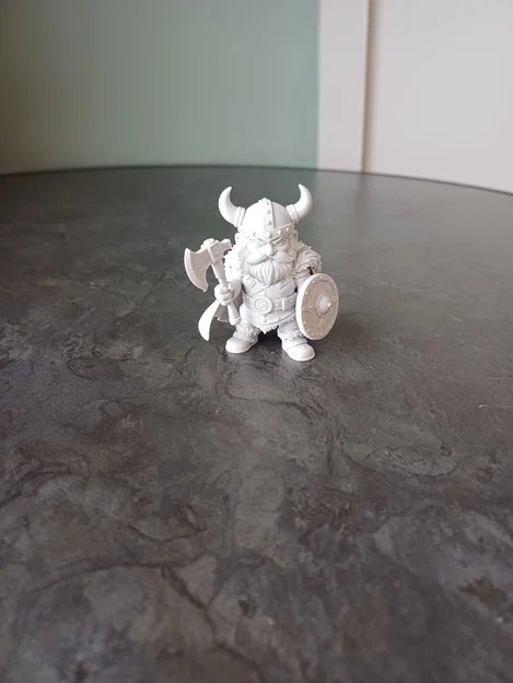 Mô hình chiến binh Viking thu nhỏ cầm rìu và khiên - Image 3