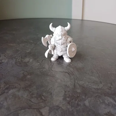 Mô hình chiến binh Viking thu nhỏ cầm rìu và khiên