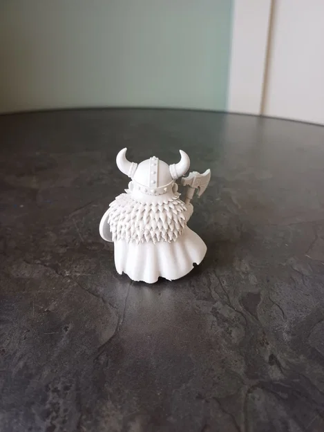 Mô hình chiến binh Viking thu nhỏ cầm rìu và khiên - Image 4