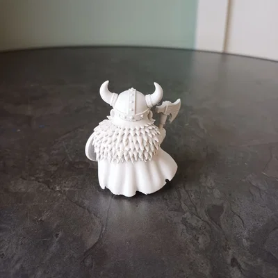 Mô hình chiến binh Viking thu nhỏ cầm rìu và khiên