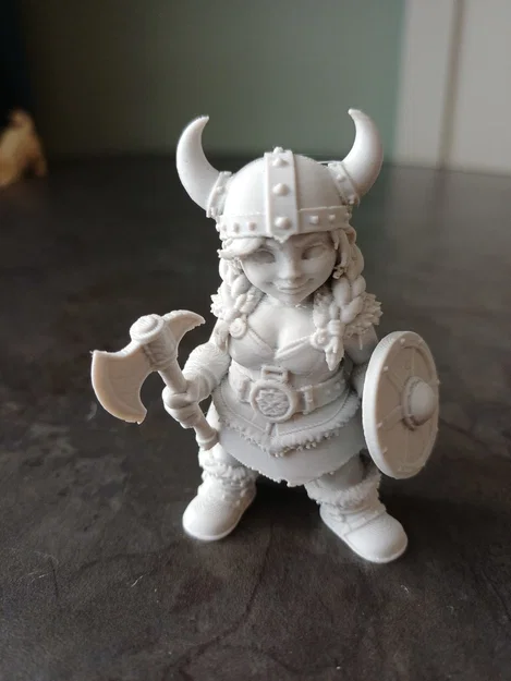 Mô hình nữ chiến binh Viking Shieldmaiden với rìu và khiên - Image 1