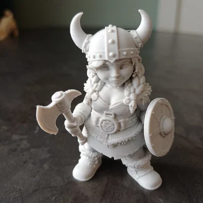 Mô hình nữ chiến binh Viking Shieldmaiden với rìu và khiên
