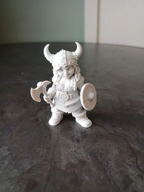 Mô hình nữ chiến binh Viking Shieldmaiden với rìu và khiên - Image 2