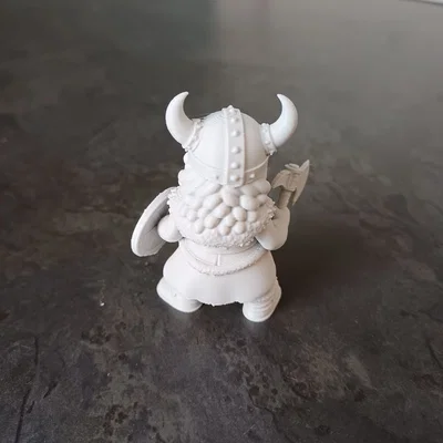 Mô hình nữ chiến binh Viking Shieldmaiden với rìu và khiên
