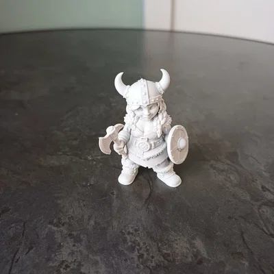 Mô hình nữ chiến binh Viking Shieldmaiden với rìu và khiên