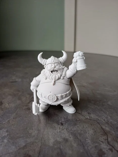 Chiến binh Viking vui vẻ nâng ly bia - Image 1