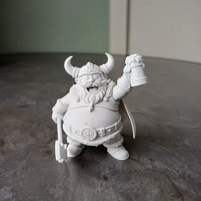 Chiến binh Viking vui vẻ nâng ly bia