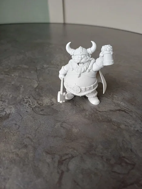 Chiến binh Viking vui vẻ nâng ly bia - Image 2