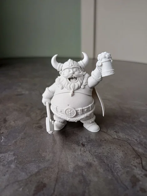 Chiến binh Viking vui vẻ nâng ly bia - Image 3