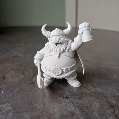 Chiến binh Viking vui vẻ nâng ly bia