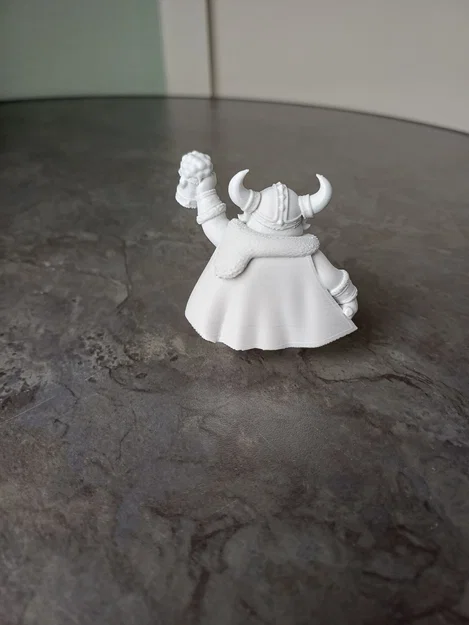 Chiến binh Viking vui vẻ nâng ly bia - Image 4