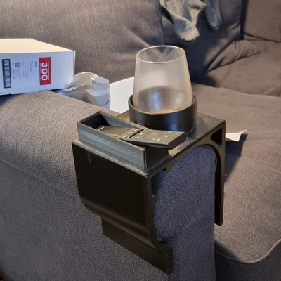 Khay gắn tay vịn sofa IKEA GRÖNLID: Để ly nước và điều khiển tiện lợi