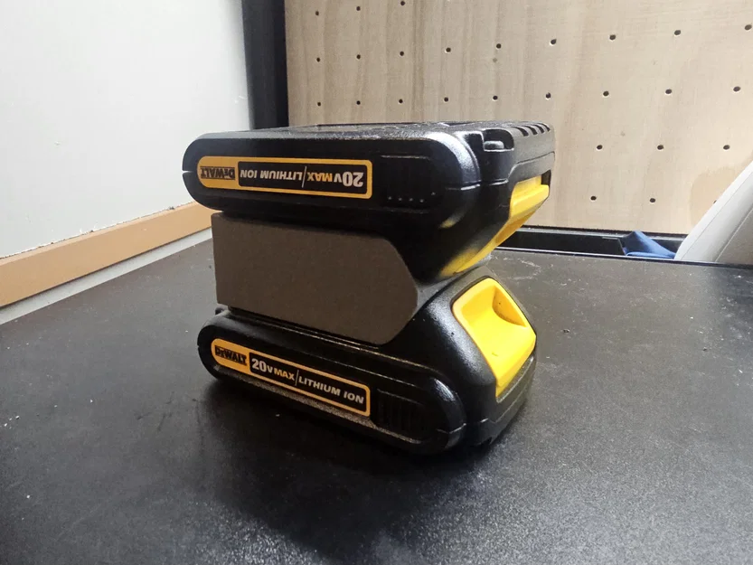 Ngàm giữ đôi pin Dewalt 20V Max - Giải pháp gọn gàng cho thợ kỹ thuật - Image 1