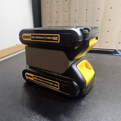 Ngàm giữ đôi pin Dewalt 20V Max - Giải pháp gọn gàng cho thợ kỹ thuật