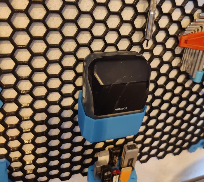 Ngàm treo máy in nhãn Niimbot B1 cho bảng Honeycomb Storage Wall - Image 1
