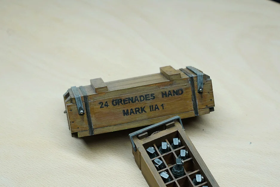 Hộp gỗ đựng lựu đạn MK1A1 thời Thế chiến II (tỉ lệ 1/6) - Image 1
