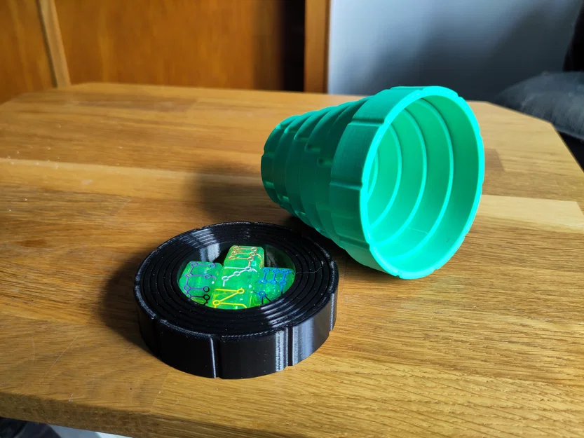Cốc Xúc Xắc Gấp Gọn Thông Minh (Collapsible Dice Cup) - Image 1