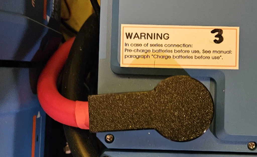 Nắp bảo vệ cực bình ắc quy Victron an toàn cho hệ thống điện - Image 1