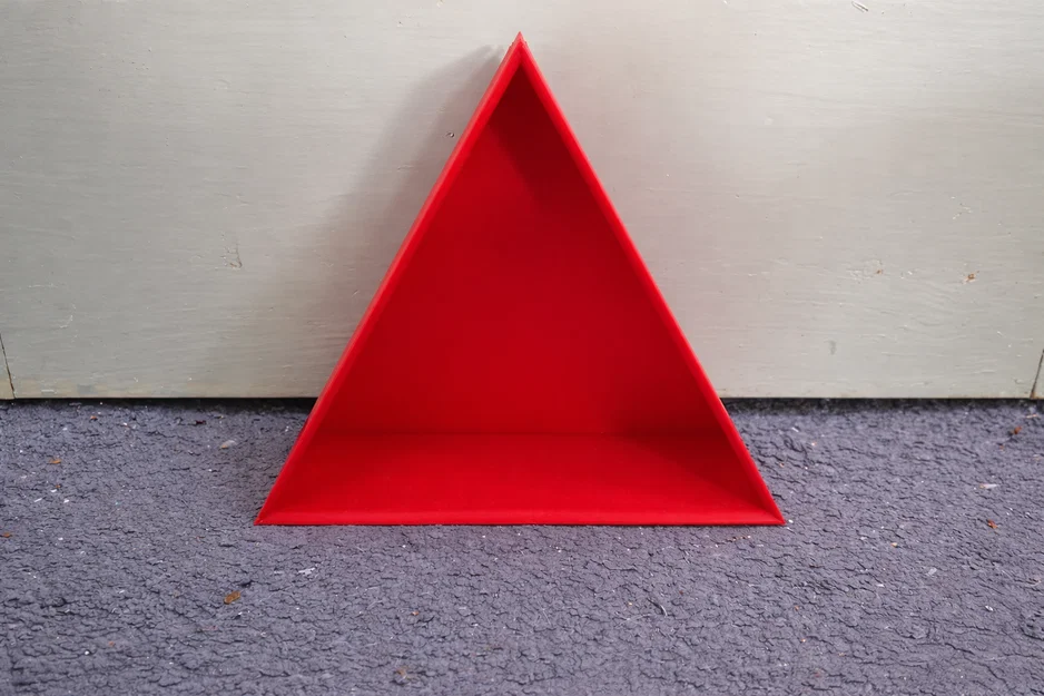 Kệ treo tường hình tam giác với lỗ bắt vít – Thiết kế tối giản - Image 1