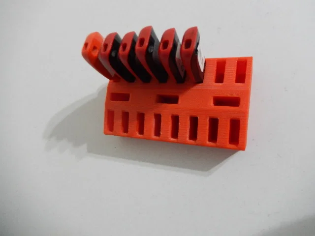 Khay Đựng USB Thiết Kế Độc Đáo Lấy Cảm Hứng Từ Động Cơ V8 - Image 1